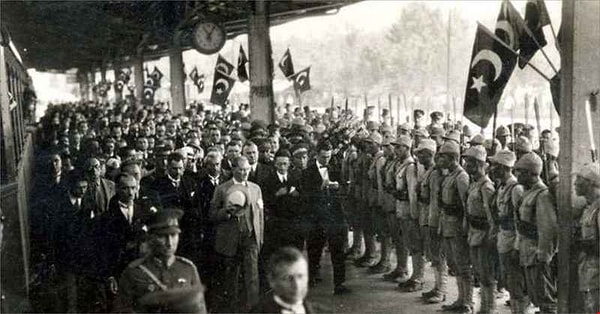 Bardakçı’nın bu sözlerinin Vahdettin yanlıları tarafından yeniden paylaşıma sokulması sonrasında konu Twitter’da yeniden gündem oldu.