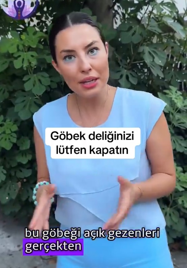 Son yılların sevilerek giyilen croplarından bahsederek konuya giren kadın sebebini “Dünyayla ilk bağ kurduğumuz yer göbek kordonumuz, alıcı merkezimiz. Eğer göbek deliğiniz açık olursa negatif enerjiyi, nazarı, kem gözü sünger gibi çekeriz.” şeklinde açıkladı.