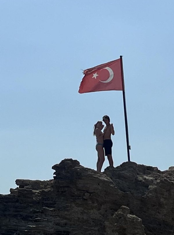 Başka bir sosyal medya paylaşımıyla gündeme gelen Serel Yereli’nin, sevgilisiyle birlikte Türk Bayrağı'nın altında verdiği bikinili poz, sosyal medyada geniş yankı uyandırdı ve tartışmalara neden oldu.