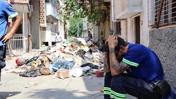 Mahalle sakinlerinin ihbarı üzerine Seyhan Belediyesi'ne ait temizlik işlerinde çalışan işçiler sevk edildi.