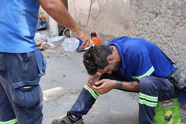 10 saat boyunca aralıksız temizlik yapan işçilerden biri kötü koku nedeniyle fenalaştı. İşçinin fenalaşması üzerine ambulans çağrıldı.