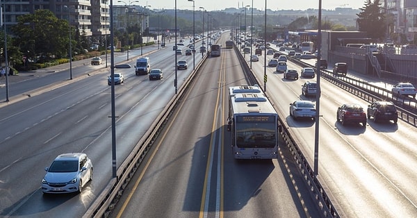 Öte yandan dün geçici olarak kapatılan Beylikdüzü yönündeki Küçükçekmece Durağı, yarın saat 06.00 itibarıyla tekrar hizmet vermeye başlayacak.