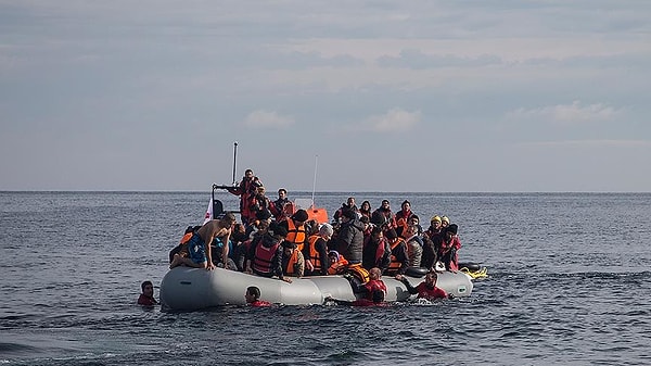 İngiltere İçişleri Bakanlığı’nın açıkladığı verilere göre, ülkeye yılın ilk altı ayında küçük botlarla gelenlerin sayısı geçen yıla oranla yüzde 18 artarak 13 bin 489'a yükseldi. Haziran ayı itibarıyla, İngiltere'ye yasal izni olmadan giriş yapan göçmenlerin yüzde 81'inin botlarla geldiği görülüyor.