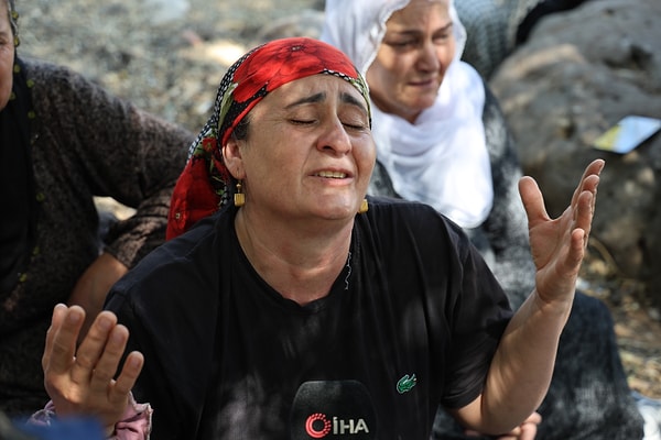 Kızının kaybolduğu gün saat 13.00'e kadar evde olduğunu, belirten Güran, “O vakitte evde yemek yedik. Yemekten sonra kızım saate bakıp Kur'an kursuna geç kaldığını söyledi. Saat 16.00'ya kadar kursunun devam edeceğini söyledi. Dersten sonra amcasının kızlarının yanına gideceğini söyledi. Kızım gitti, daha artık gelmedi. Kızımı görmek için tepeye çıktım. Baktım ki orada çocuklar oyun oynuyordu. Ben de orada olduğunu düşünerek bir şey yapmadım” dedi.