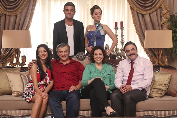 Bu arada 'Zengin Kız Fakir Oğlan'dan da bahsedelim. 2012-2015 yılları arasında çekilen dizide Hüseyin Avni Danyal, Ayda Aksel, Ufuk Özkan, Ecem Özkaya, Mahir İpek, Kemal Kuruçay ve Şeyla Halis rol almıştı. Dizinin en güldüren yanı ise Sarp'la Şükrü karakterlerinin diyaloglarıydı.