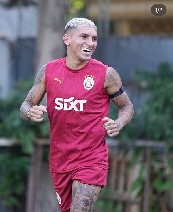 Son dönemin gözde futbolcularından Lucas Torreira'yı ise tanımayan yoktur diye düşünüyoruz. Kendisi 2022 yılından bu yana Galatasaray'da forma giyiyor. 28 yaşındaki futbolcu, maçlardaki hızlı ve çevik hareketleriyle futbolseverlerin gönlünü kazanmayı başaran nadir isimlerden.