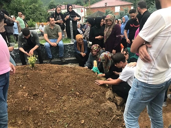 “Ben cerrahi bir hata olmadığına eminim. Bu bir komplikasyon, bütün müdahaleleri yaptım'' diyerek kendini savunan doktor E.A., sözlerine şöyle devam etti: ''Ameliyatları yaptım, geceleri uyumadım ve yoğun bakım sürecinde ilgilendik. O ameliyatları yapmamız gerekiyordu. Ben insanların acısını, annenin psikolojisini anlıyorum, sonuçta kızını kaybetti. Ben hatamın olduğunu kabul etmiyorum ve olayın yargıya taşınmasını ben istiyorum, bir şey olmadığı ortaya çıksın ki ben bundan eminim. Bilirkişiye gittiği zaman ‘bunların bu şekilde yapılması lazımmış, hepsi yapılmış ancak olmamış' denileceğinden eminim.”