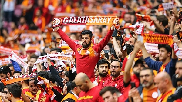 Bugünlerde bu konuyla ilgili önemli bir iddia gündeme geldi. Galatasaray'da özel bir sistemle bazı tribünlerin kombine bilete kapatıldığı, özel maç günlerinde buraların satışa açılmadan "devir" yoluyla satış yapıldığı iddia edildi.