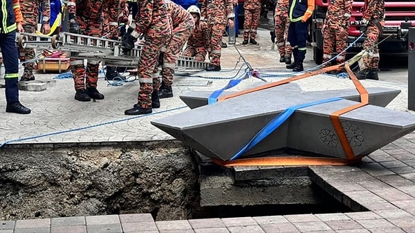 Kayıp kadını bulmak için yürütülen arama kurtarma çalışmaları devam ederken, 8 metrelik obruğun çevresine barikat kuruldu.