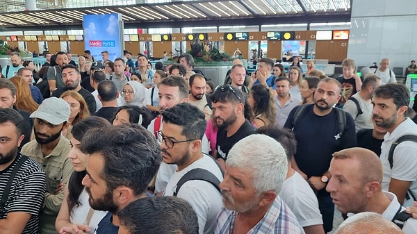 İki gündür havalimanında mahsur kalan yolcular, yaşadıkları durumu protesto etti. Polis, yolcuları sakinleştirmeye çalıştı. Ancak bazı yolcular sinir krizi geçirdi.