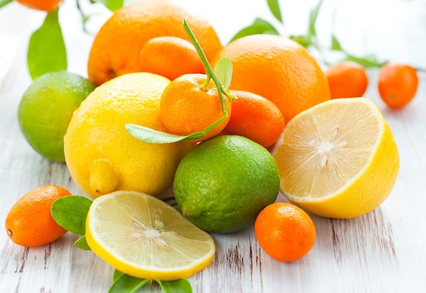 Limonlar da tıpkı portakallar gibi renkli fileler içinde satılıyor. Limonlarda ise sarı renk tercih ediliyor.