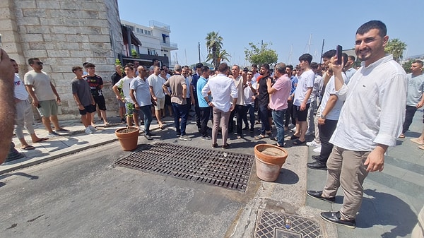 İlçe merkezinde faaliyet gösteren bazı işletmelerde taklit ürünlerle ilgili denetim yapılmak istendi. Denetime tepki gösteren çok sayıda esnaf, kepenk kapatıp Bodrum Belediye Meydanı'nda toplandı. Neyzen Tevfik Caddesi'ni saksılarla kapatan esnaf, oturma eylemi yaptı.