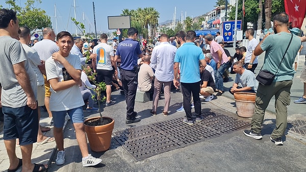 Tüm ikna çabalarına rağmen esnafın yolu açmaması üzerine Bodrum İlçe Emniyet Müdürü Mehmet Darendeli bölgeye geldi. Esnafla bir süre konuştuktan sonra yolu açmaya ikna eden Darendeli, yaklaşık 10 kişilik esnaf grubuyla istişare için İlçe Emniyet Müdürlüğü'ne gitti. 10 kişilik grubun emniyete gitmesi sonrası kalabalık esnaf grubu meydandan dağıldı.