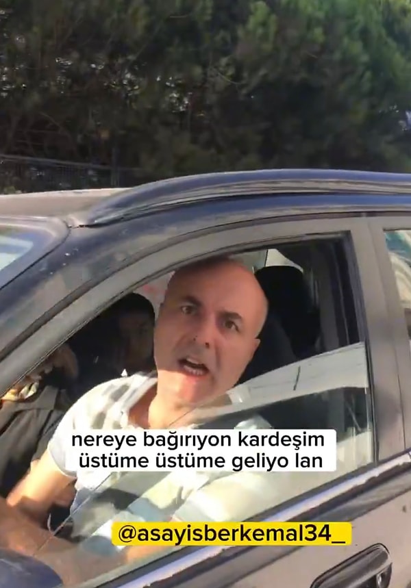 Tüm araçlara tepki göstererek ilerlemeye çalışan motosiklet sürücüsünü, bir araç sürücüsü haklıymış gibi “Küfür etme dayak yersin burada bak” şeklinde tehdit de etti.