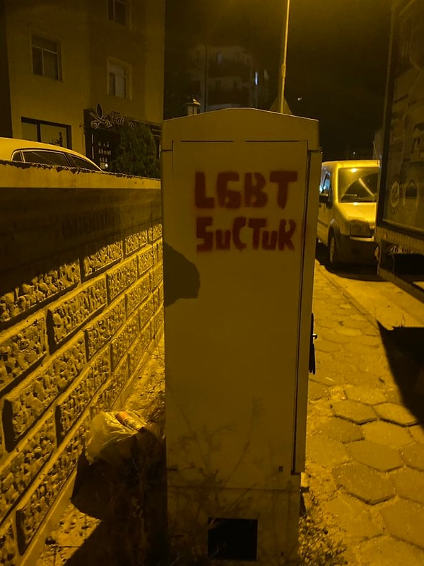 Son olarak Eskişehir’de de şehrin muhtelif yerlerinde bulunan elektrik panolarının üzerine “LGBT suçtur” yazıldı.