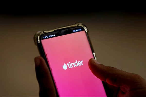 Nevşin Mengü, ünlü arkadaşlık uygulaması Tinder’ın da yönelimini LGBTİ seçen kullanıcılarına uyarıda bulunduğunu söyledi.