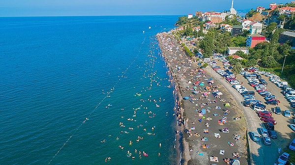 Trabzon Valiliğinden yapılan açıklamada, "Bugün ve yarın olumsuz hava şartları nedeniyle rüzgarın hızlı esmesinin dalga yüksekliğinin artmasına sebep olması beklendiğinden, vatandaşlarımızın can güvenliği için ilimiz genelinde denize girilmemesi gerekmektedir" denildi.