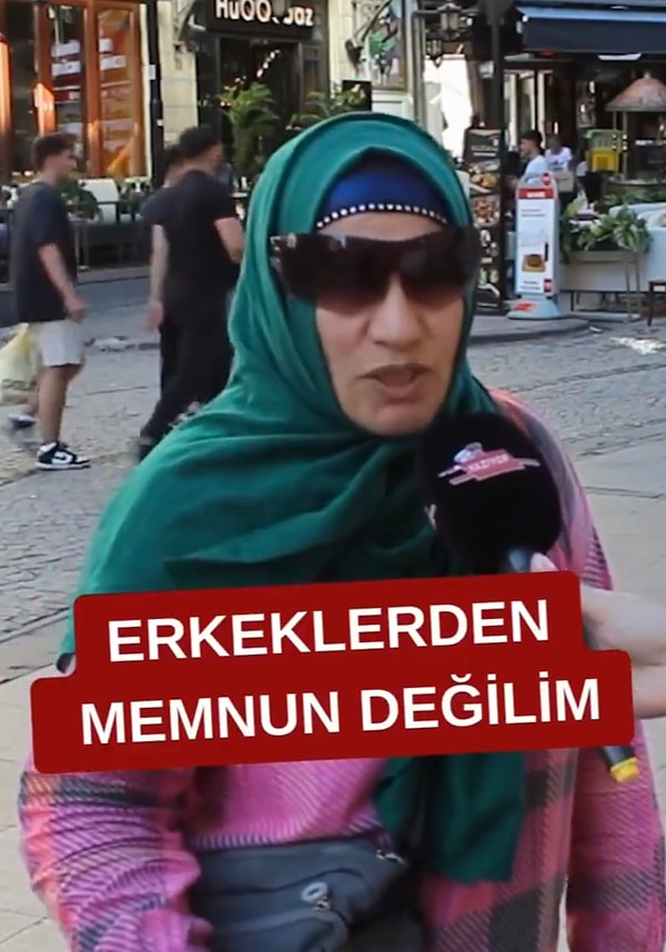 Kadın sözlerine ilk olarak “Ben erkeklerden memnun değilim.” diyerek başladı ve “Erkeklerin kadına bakış açısından memnun değilim. O yüzden erkekleri dünyamdan çoktan çıkarttım.” dedi.