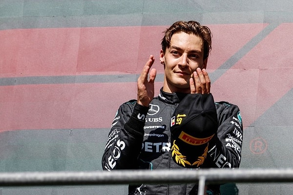 Yeşil sahadan paylaşılan bu görsele bugün de pistlerden yanıt geldi. Mercedes'in Formula 1 pilotu George Russell'ın Yusuf Dikeç pozu Formula dünyası ve spor dünyasının en çok konuşulan videolarından oldu.