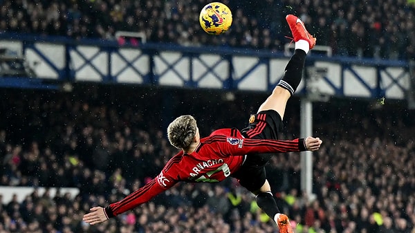 1-0 geriye düştüğü Brighton deplasmanında Amad Diallo ile eşitliği sağlayan Manchester United 71. dakikada öne geçme fırsatı buldu.