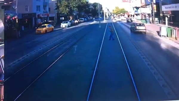 Yaya tramvay altında kalırken ihbar üzerine olay yerine sağlık, itfaiye ve polis ekipleri sevk edildi. Kısa sürede olay yerine gelen itfaiye ekipleri, tramvayın altında kalan yayayı çıkarmak için çalışma başlattı.