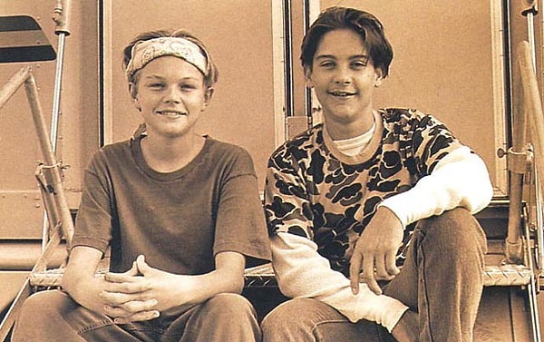 Ama bu iki film arasında ünlü aktörlerin birlikte rol aldığı bir film daha olduğunu biliyor muydunuz? 2001 yılında daha çok genç olan Tobey Maguire ve Leonardo DiCaprio'yu kısa film çekiyoruz diye kandırmışlar.