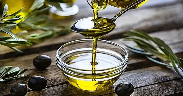 Zeytinyağı: Zeytinyağı, monounsaturated yağ asitleri ve antioksidanlar bakımından zengindir. Anti-inflamatuaretkileri sayesinde beyin sağlığını destekler ve Alzheimer hastalığının oluşum riskini azaltabilir.