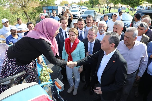 CHP Nizip Belediye Başkanı Ali Doğan’ın paylaşımından kısa süre sonra Özgür Özel'e sorunlarını anlatan ve çiftçi olarak tanıtılan kadınlardan birinin, CHP Nizip Belediye Başkanı Ali Doğan'ın eşi olduğu ortaya çıktı.