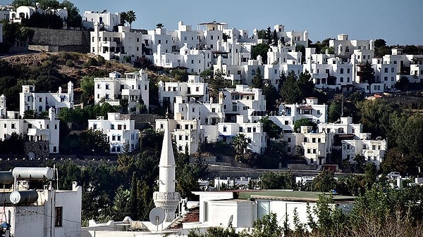 Tatil sırasında denizin ve güneşin tadını çıkarırken, gözünüze çarpan o güzel beyaz evler ve mavi detaylar aslında çok anlamlı.