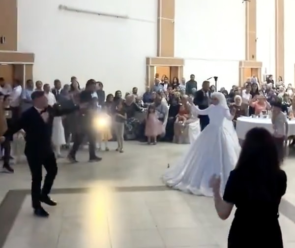 Gelin ve damat düğün öncesinde hazırladığı dansı sergilerken davetlilerden biri üzerlerine para attı.