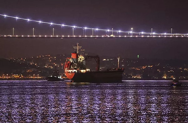 Ulaştırma ve Altyapı Bakanlığı'ndan yapılan açıklamada, “İstanbul Boğazı gemi trafiği 'Sredina' isimli tankerin makine arızası yapması nedeniyle çift yönlü ve geçici olarak askıya alındı" denildi.