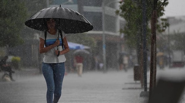 AFAD'dan yapılan açıklamada şu ifadelere yer verildi: "Meteoroloji Genel Müdürlüğü’nden alınan son bilgilere ve yapılan değerlendirmelere göre; 25 Ağustos Pazar günü, gece saatlerine kadar Sinop'un doğu ilçelerinden başlayarak zamanla il genelinde yerel olarak kuvvetli ve çok kuvvetli gök gürültülü sağanak yağış bekleniyor."