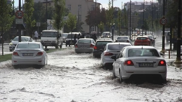 "Vatandaşlarımızın sel, su baskını, heyelan, yıldırım, yağış anında kuvvetli rüzgâr ve yerel küçük çaplı dolu yağışı gibi olumsuzluklara karşı dikkatli olmasını önemle hatırlatıyoruz."