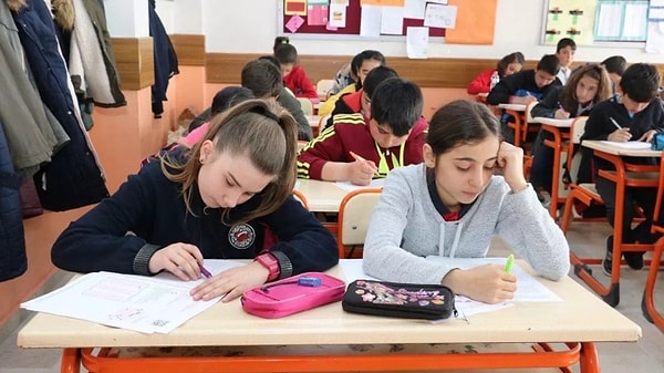 2 Eylül'de öğretmenlerin seminer döneminin başlayacağını ifade eden Bakan Tekin, ''Aynı hafta içerisinde okula yeni başlayan öğrencilerimiz için biliyorsunuz oryantasyon süreci var. 9 Eylül günü itibarıyla da normal akademik anlamda takvimimiz başlamış olacak.'' dedi.