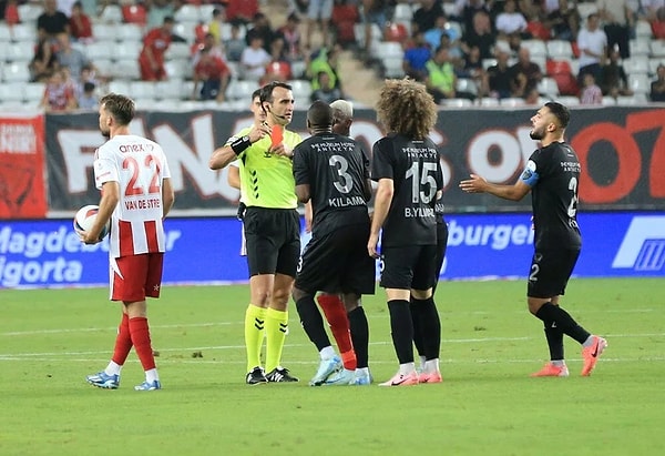 Süper Lig'in 3'üncü haftasında Antalyaspor ve Hatayspor takımları karşı karşıya geldi. Maçta 2-0 geriye düşen Antalyaspor mücadeleden 3-2 galibiyetle ayrıldı ve 3 puanı kaptı.