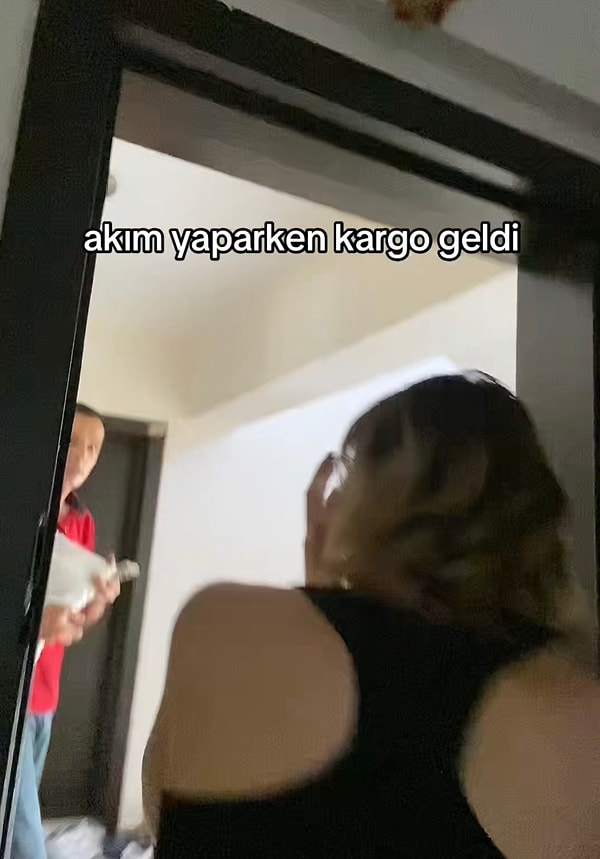 Silmek pek kolay olmasa da kargocu girmeden kapıya yetiştiler. Kargocuyla konuşan kızın utancı sesinden anlaşılıyordu.