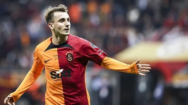 Yine tesis çıkışında forma imzalayan Kerem'e taraftarın desteği büyüktü. "Kerem takımda kal sana ihtiyacımız var" diyen taraftarlar tecrübeli futbolcuyu yalnız bırakmadı.