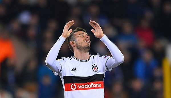 Oğuzhan Özyakup, siyah-beyazlı formayla 310 maça çıkarken 35 gol, 62 asistlik performans sergiledi. Oğuzhan, 3 Süper Lig şampiyonluğunun yanı sıra, 1 Türkiye Kupası, 1 de TFF Süper Kupa şampiyonlukları yaşadı.