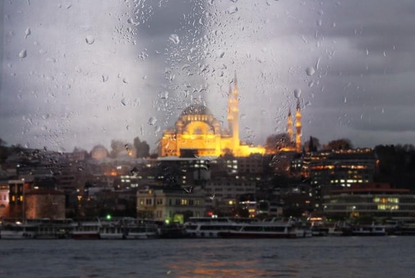 AKOM, yağışların sebep olabileceği ani sel, su baskını, yıldırım, kısa süreli yerel dolu yağışı, ulaşımda aksamalar gibi olumsuzluklara karşı dikkatli ve tedbirli olunmasını çağrısında da bulundu.