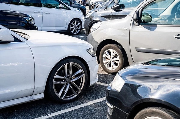 Düzenlemeye göre, ticaret il müdürlüğü tarafından verilen yetki belgesi olmadan ticari faaliyet kapsamında ikinci el motorlu kara taşıtı pazarlama veya satışı yapılamayacak. Bir takvim yılı içinde 3'ten fazla ikinci el motorlu kara taşıtı satışı ticari faaliyet kabul edilecek. Yetki belgesi başvurusu, yetki belgesi verilmesinde aranan şartların taşındığını gösteren belgelerle birlikte Ticaret Bakanlığınca oluşturulacak Motorlu Kara Taşıtı Ticareti Bilgi Sistemi üzerinden yapılacak.