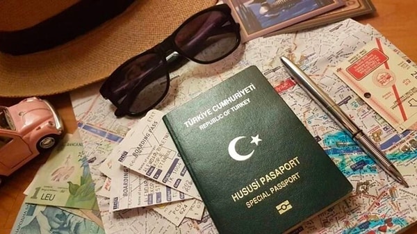 Türkiye Cumhuriyeti vatandaşlarına vize konusunda son dönemde yaşatılanlar birçok meslek grubunu alternatif arayışına itiyor. Çoğunluk da çözümü yeşil pasaportta arıyor ancak işler o tarafta da iç açıcı değil.