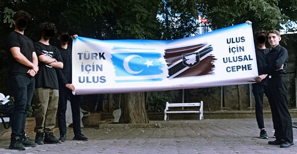 Kürt Nazilerle, Türk çıkarlarına uydukları sürece problemi olmayacağını iddia eden Onurcan Koçak, üyelerinin profiliyle ilgili de "Ulusal Cephe’nin üyelerinin çoğunluğu ya çalışma hayatına yeni başladı ya da öğrenci. Yaş ortalaması 19-20." dedi.