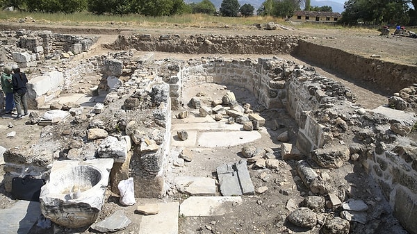 Sebaste Antik Kenti'nin kalıntıları arasında bir agora, hamam, tiyatro ve nekropol bulunmaktadır.