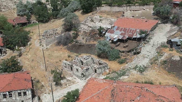 Sosyal medya fenomenlerinin yeni hedefi terk edilmiş köyler oldu. Bu durumdan birçok insan rahatsız olsa da 'tık' uğruna devam ediliyor. Bu köylere gitmekle kalmayan fenomenler, köyler hakkında doğru olmayan bilgileri de videolarında paylaşıyor. Bunu gizem katmak ya da ilgi çekmek için yapan fenomenler gittikleri köyler hakkında ise korkutucu hikayeleri de anlatmadan duramıyor.