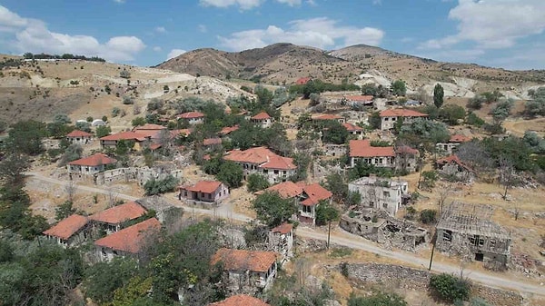 Ankara'nın Sincan ilçesine bağlı Kayı köyünde meydana gelen olayda, Alperen Yılmaz, Ali Kirman ve Abdullah Demir, sosyal medya hesapları için halk arasında ‘cinli köy' olarak bilinen yerleşim yerine gitti.