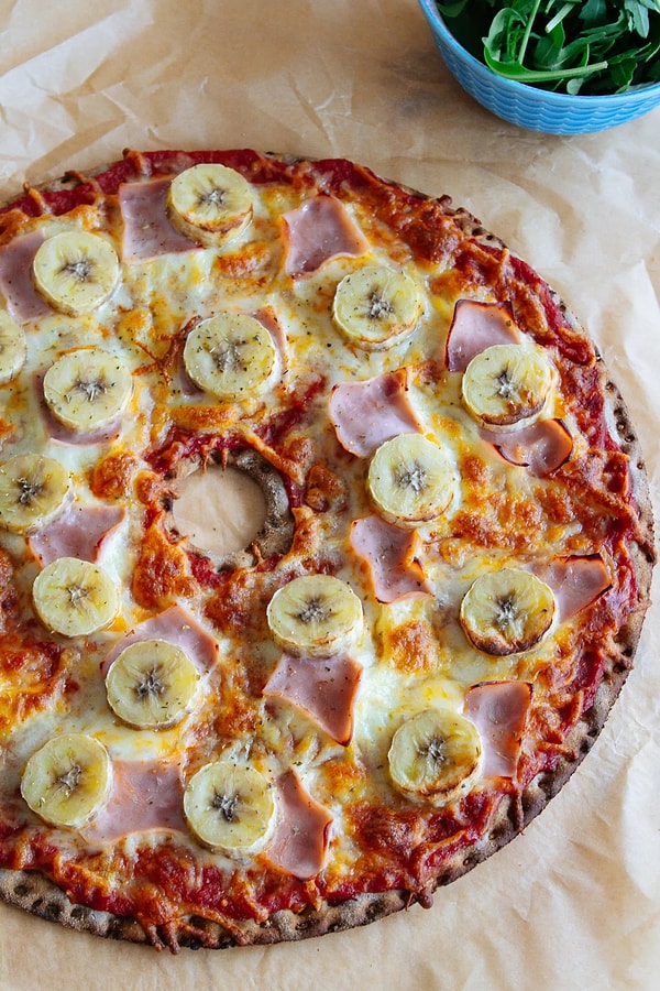 Tropik bir havanın yakalandığı bu pizzada muz haricinde ananas da koyuluyor ve burası önemli, üzerine de köri sosu ekleniyor!