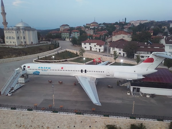 Peki Kemal Sunal'ın hayatını kaybettiği o uçağa ne oldu? Meraklısı için hemen anlatalım: Uçak hurdaya çıktıktan sonra Kastamonu Belediyesi tarafından satın alındı.