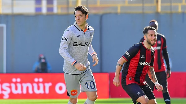 Başakeşhir'de futbolu bırakmıştı.