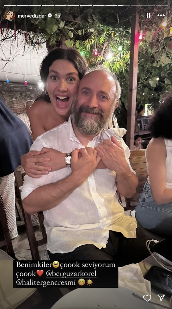 Resmen kalbimizi bıraktık! Halit Ergenç ve Bergüzar Korel'in beraber yaşlanıyor olduğu gerçeği de gözlerindeki kıvılcımın hala sönmemiş olması da hayran bıraktı!