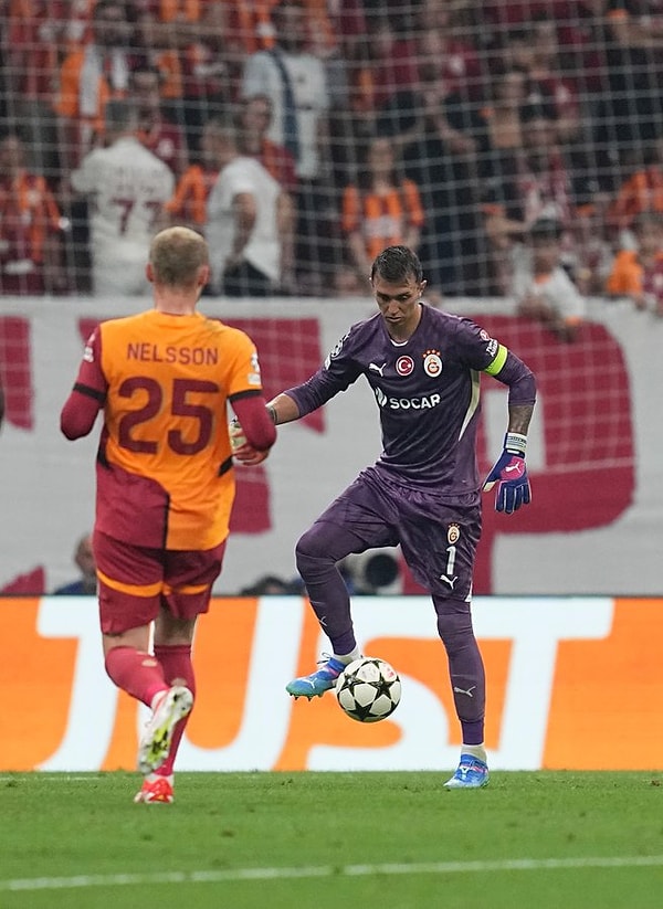 Galatasaray’da kaptan Muslera, Young Boys’un attığı golden sonra sevinen rakip takım oyuncusuna çelme taktığı için direkt kırmızı kart ile oyun dışında kaldı.